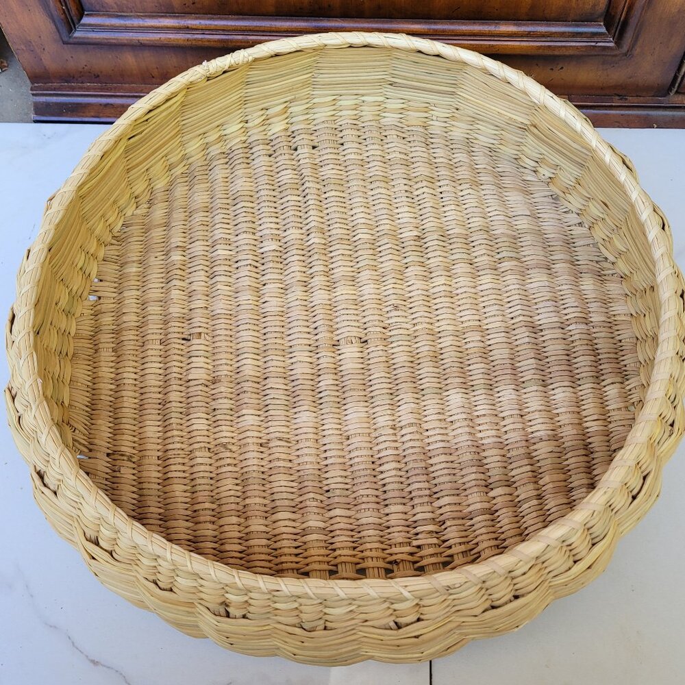 Handwoven Brown Round Wicker Basket Decorative Storage or Serving Tray‎